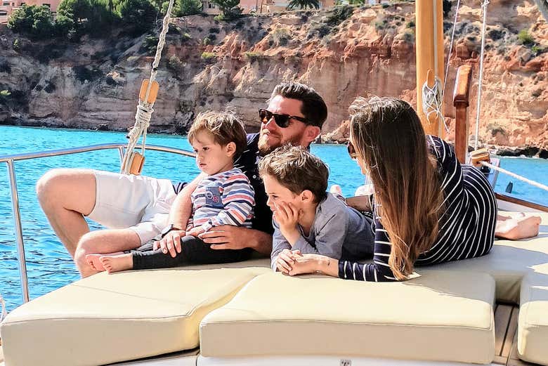 Una familia relajándose en el llaüt