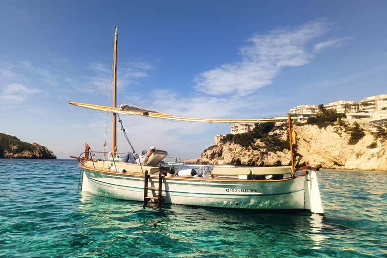 Un llaüt en las cristalinas aguas de Mallorca