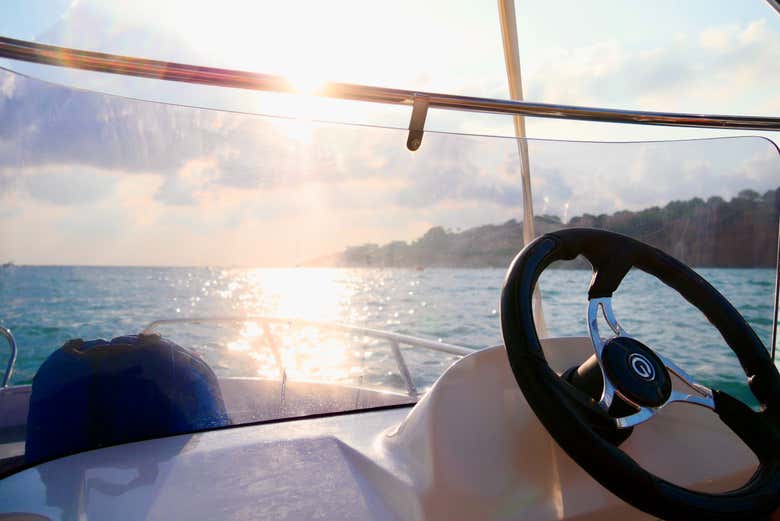 Il sole si riflette sul timone della barca