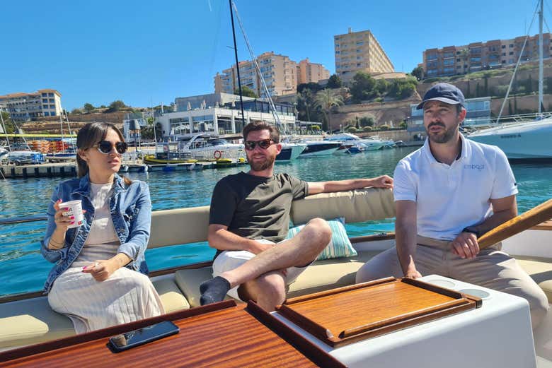 Una pareja navegando junto al patrón