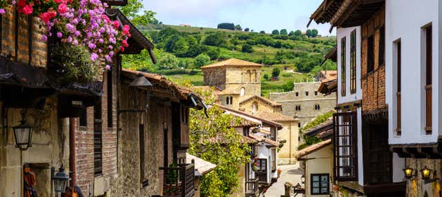 Comillas, Capricho de Gaudí, Santillana del Mar y Bosque de Secuoyas