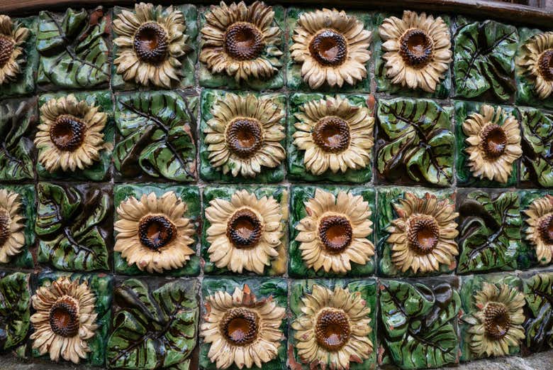 Azulejos de flores en el Capricho de Gaudí