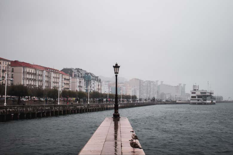 Santander cubierta por la bruma del Cantábrico