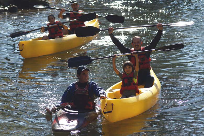 Descida do rio Asón de canoa