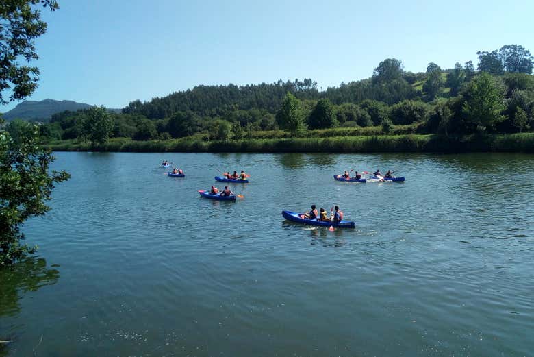 Disfrutando del paseo en canoa