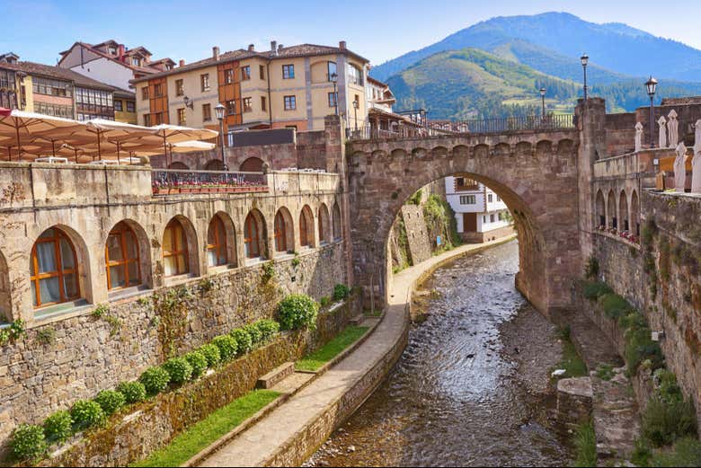 Cruzad el histórico puente de San Cayetano en Potes