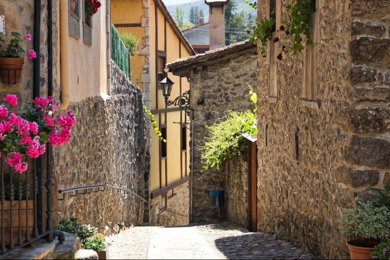 Pasead por pintorescas callejuelas de piedra y flores