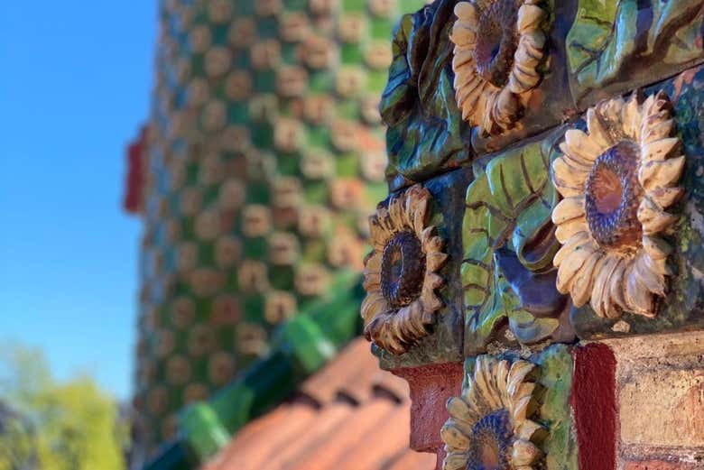 Detalles de la fachada del Capricho de Gaudí