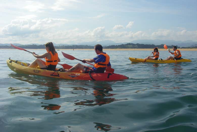Pagayez en kayak dans la baie de Santander
