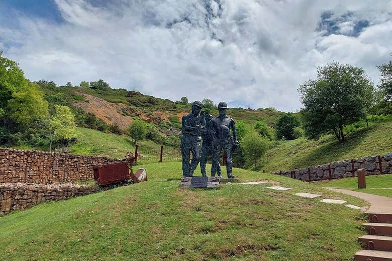 Escultura dos mineiros de El Soplao
