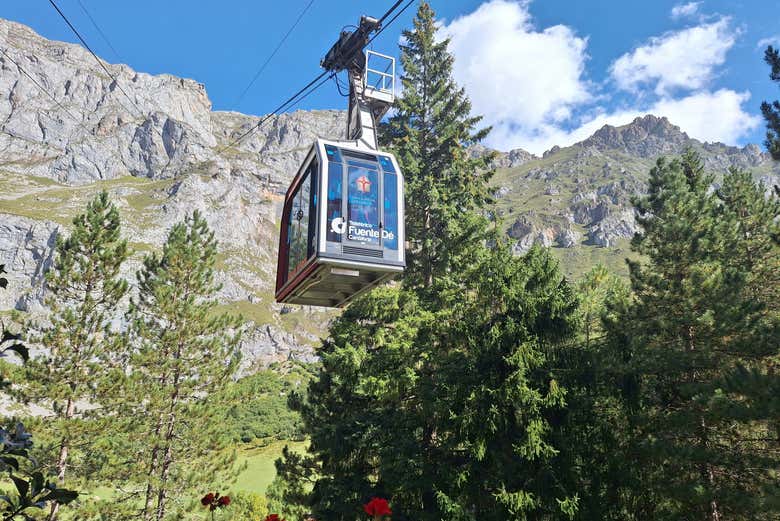 Hop on the Fuente De cablecar