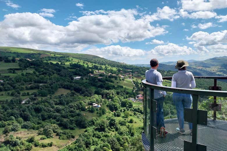 Look out over the landscapes at the Gándara viewpoint