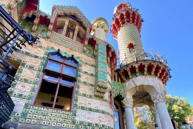 Contemplando los exteriores del Capricho de Gaudí