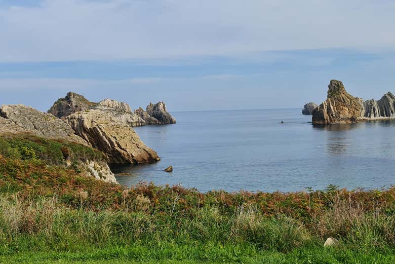 Un paraíso de contrastes entre prados verdes y el mar azul