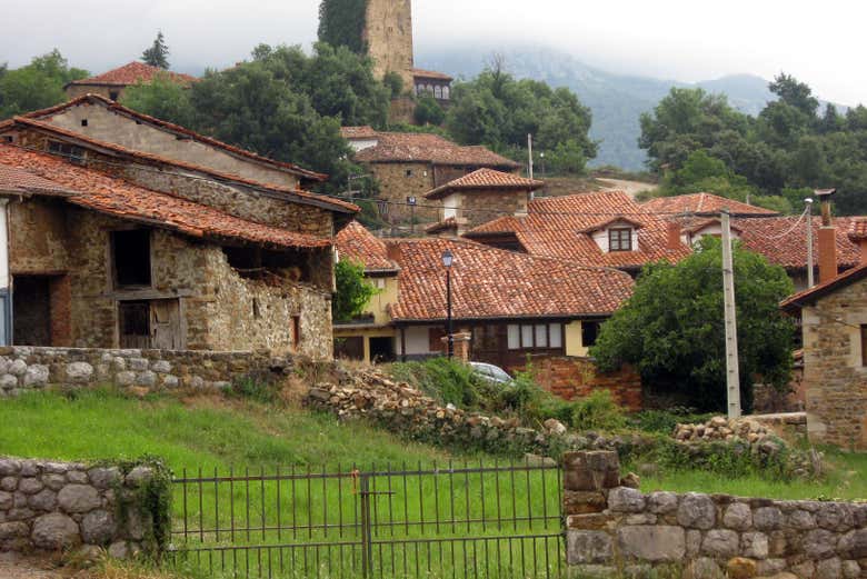 Admirad la majestuosa torre medieval de Mogrovejo