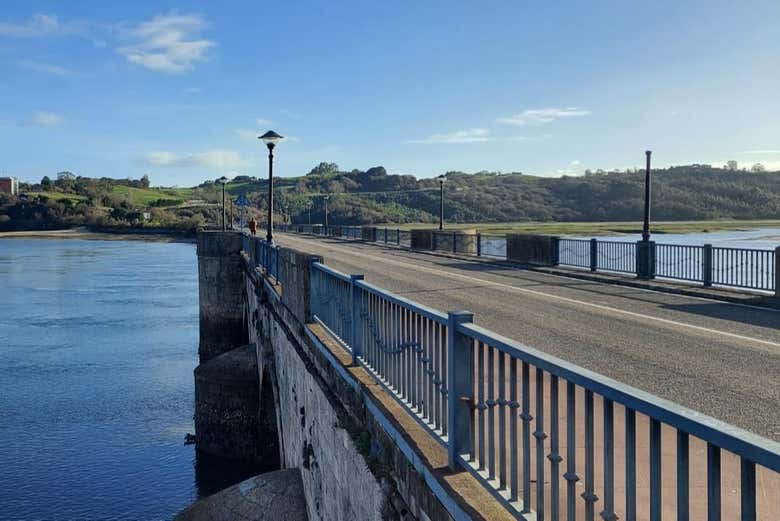 Paseando por un puente en San Vicente de la Barquera