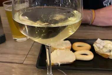 Acompañando los quesos con un delicioso vino