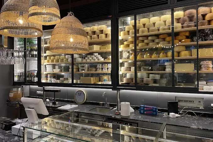 Estanterías con varios quesos 