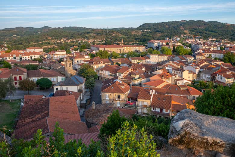 Vista aérea de las casas de Allariz y su convento