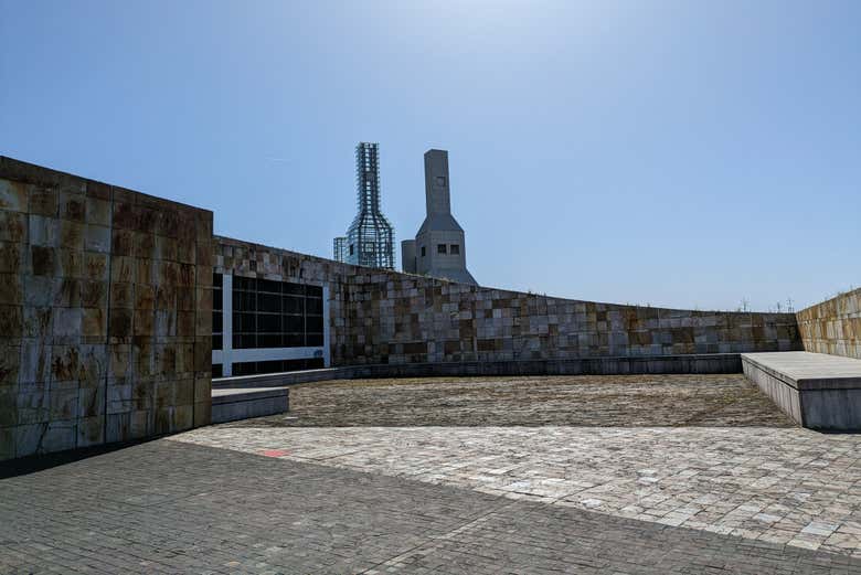 A Cidade da Cultura se destaca por sua arquitetura de vanguarda