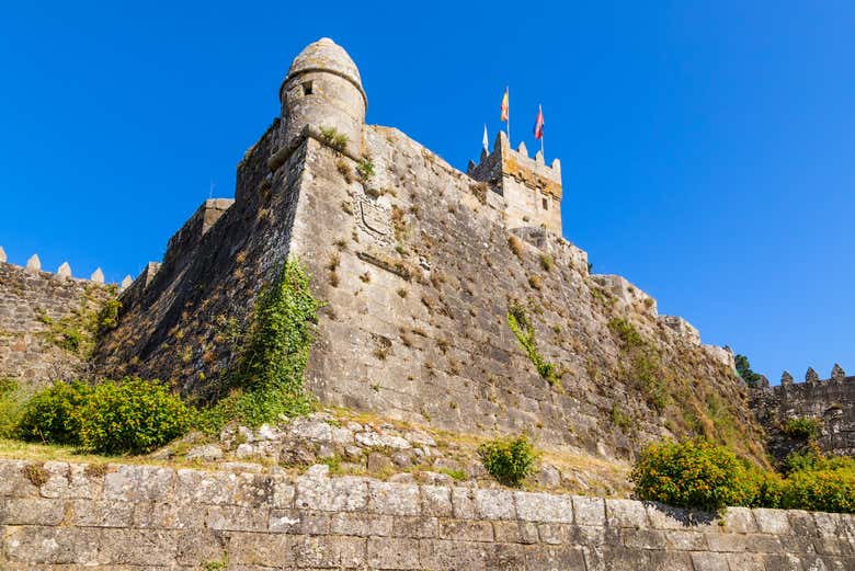 Contemplando o exterior do castelo de Baiona