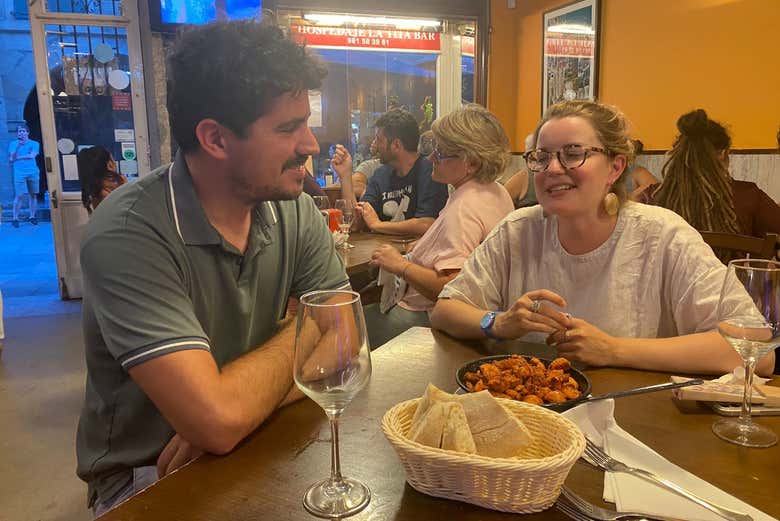 Seduti in un bar parlando di gastronomia e cultura