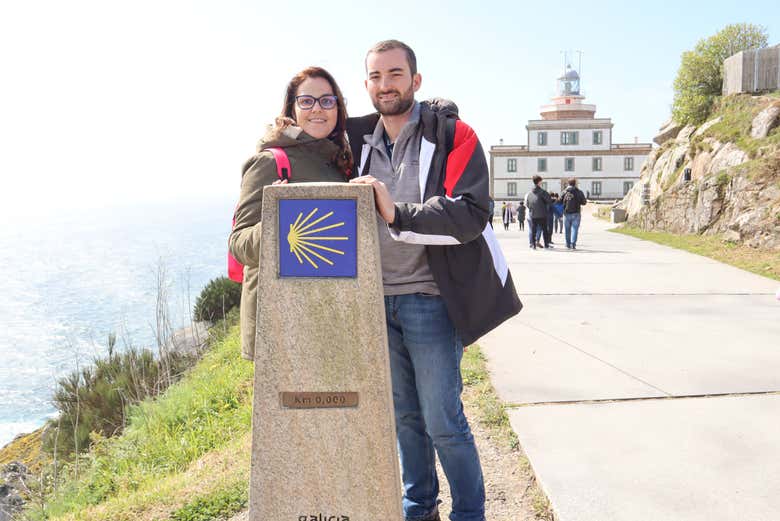 Foto con el Faro de Finisterre de fondo 