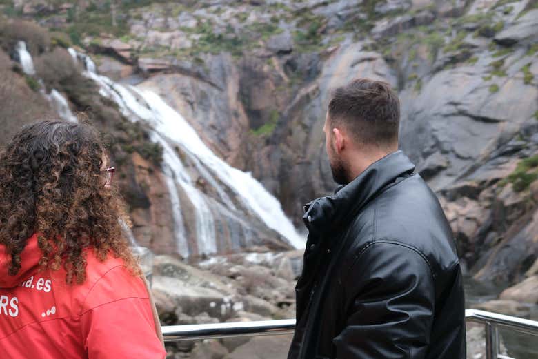Con la cascata del fiume Ézaro sullo sfondo 