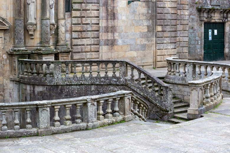 Pasead por sus bellas escalinatas y rincones sagrados