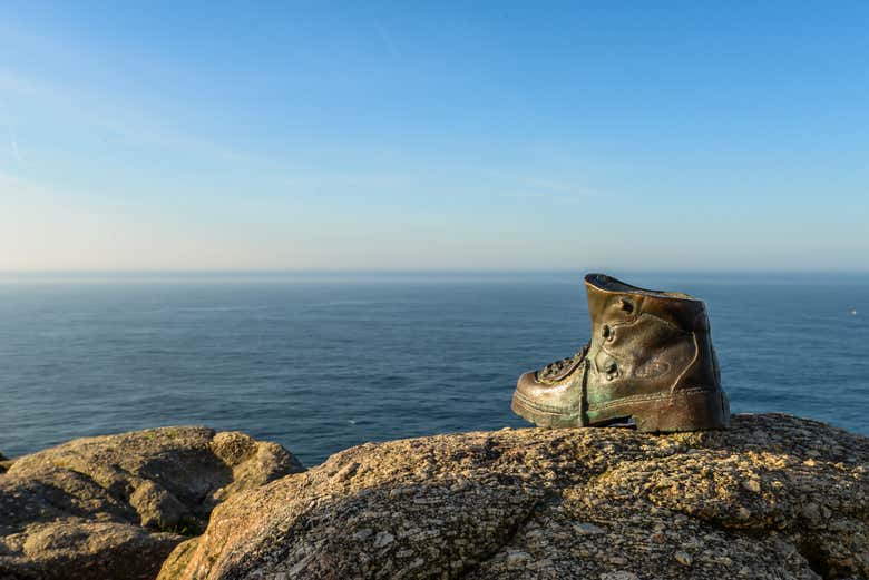 Une sculpture en hommage aux pèlerins à Fisterra