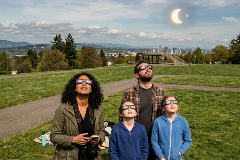 Familia observando el eclipse