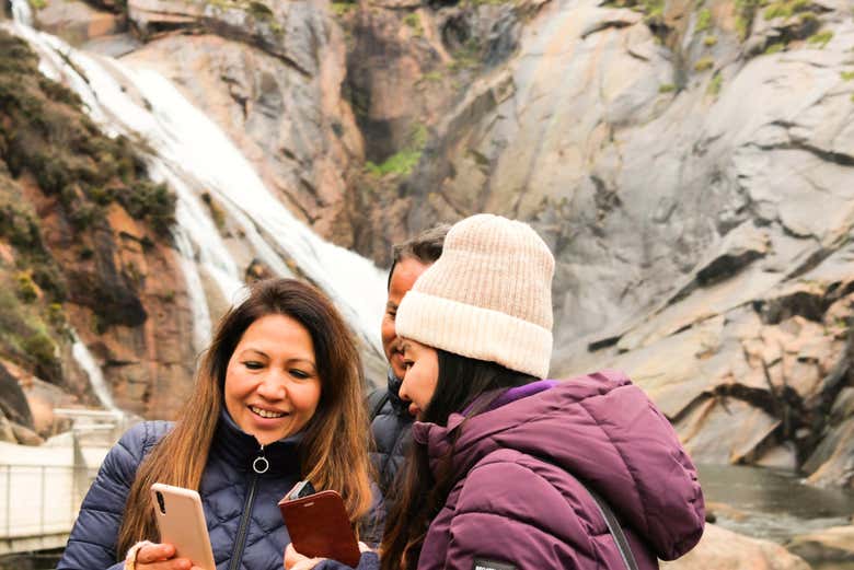 Con la cascada de fondo 