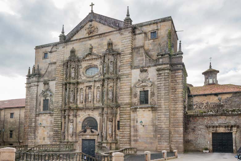 Fachada principal del histórico Monasterio de San Martín Pinario