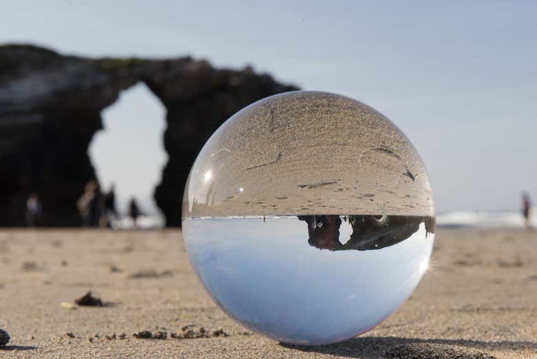 Une image curieuse et artistique de la plage de Las Catedrales