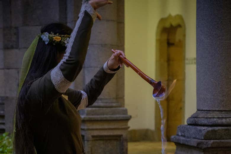 Meiga recita il conxuro della queimada