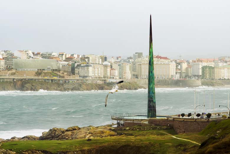 Obelisco Millenium, en la playa coruñesa de Riazor