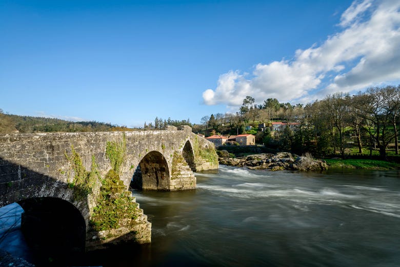 Puente de piedra sobre el río Tambre en Ponte Maceira