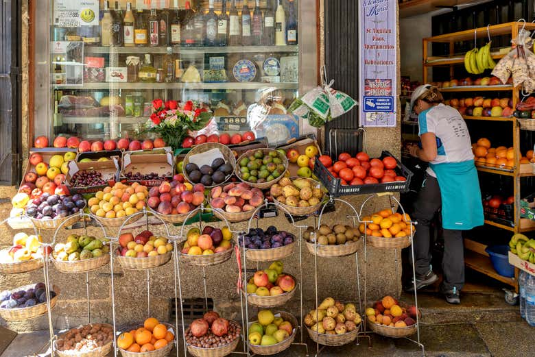 Puesto de fruta típico en el Mercado de Abastos