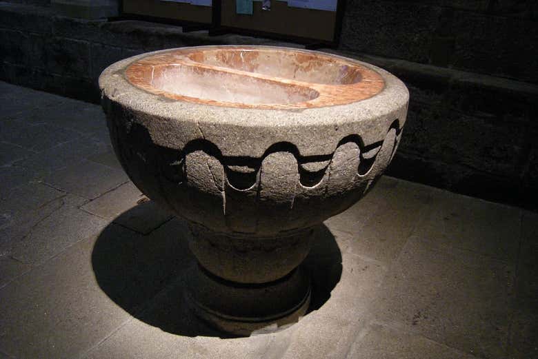 Pila bautismal de la Colegiata de Sar. (siglo XII)