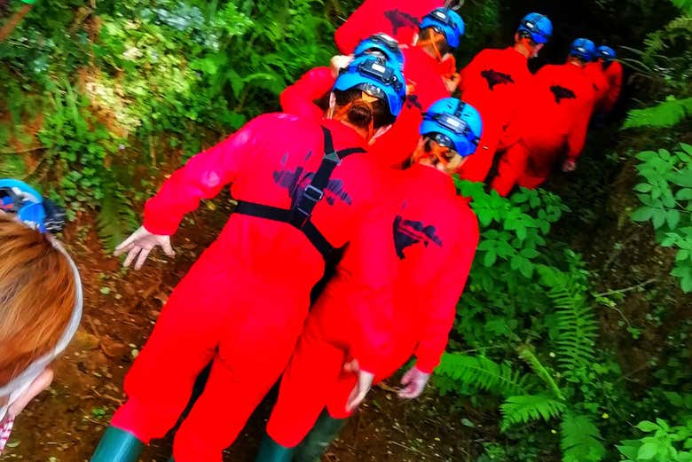 Groupe de touristes se dirigeant vers les mines