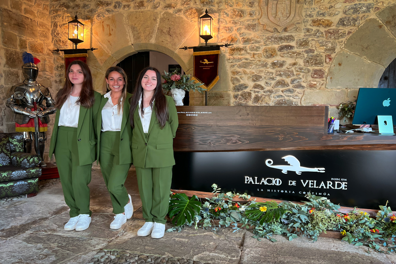 Las sonrientes guías en el tour por el Palacio de Velarde