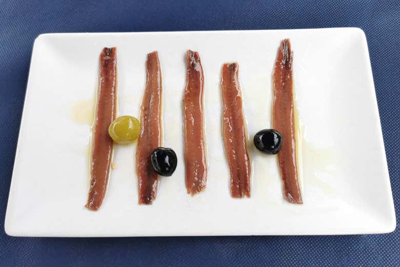 Une assiette d'anchois de Santoña