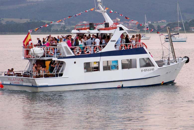 Barco turístico de Santoña