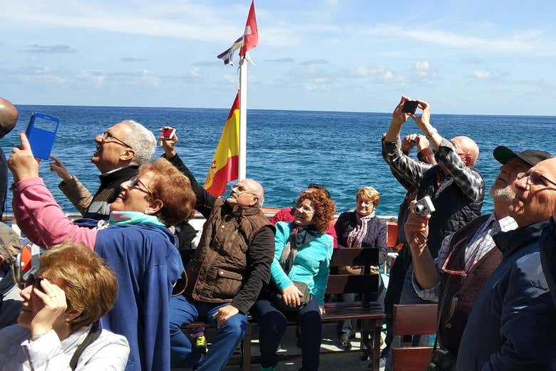 En los acantilados y Faro del Caballo viendo el color del agua