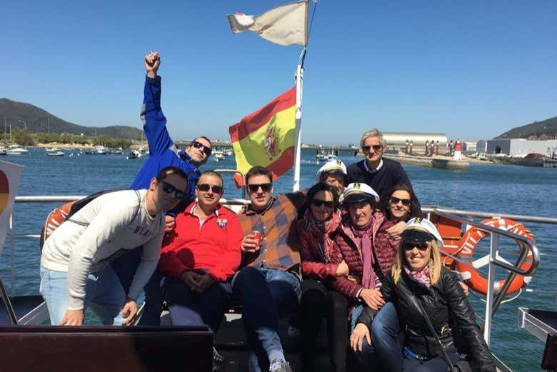 Amigos disfrutando del paseo en barco