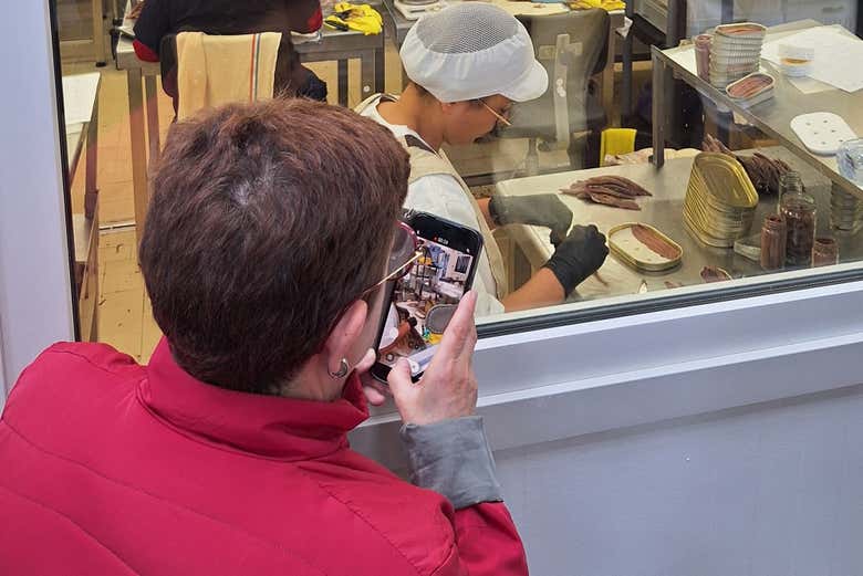 Viendo el trabajo de las fileteras