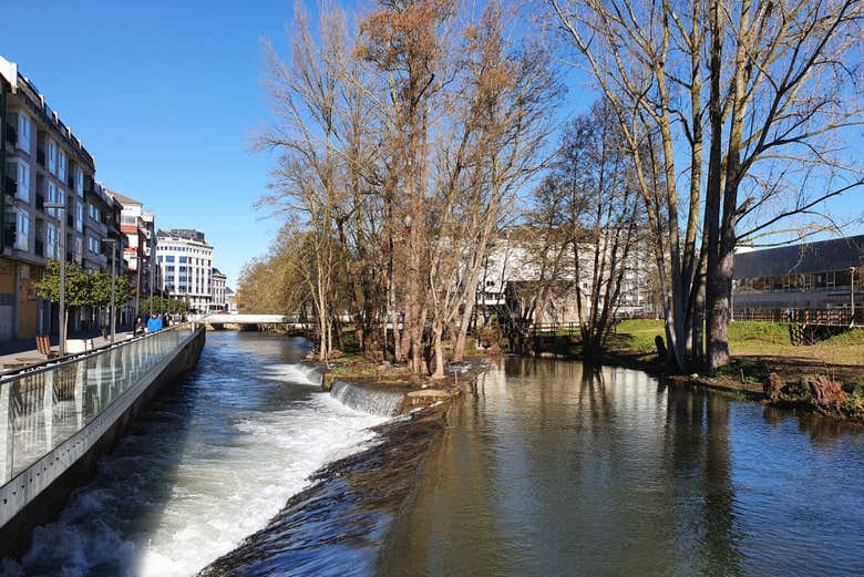 Contemplando o rio Sarria