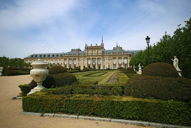 Fachada  y jardines del Palacio  Real de La Granja