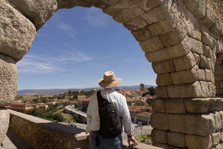 Admirando el Acueducto de Segovia