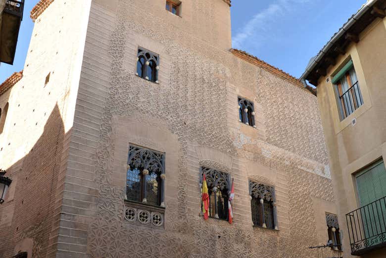 Admirando la fachada del palacio de Cascales